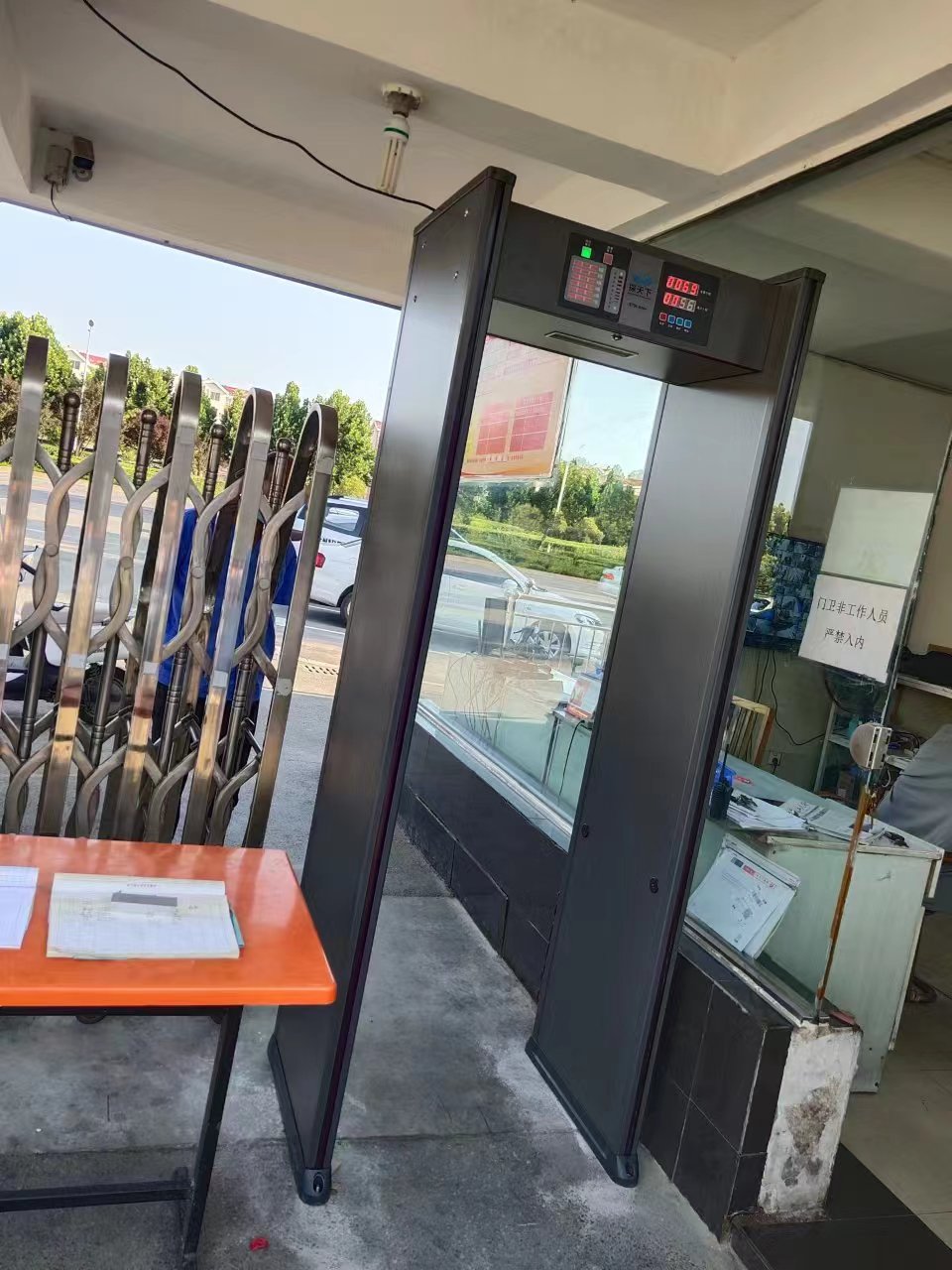 工廠安檢門應(yīng)該怎么選？